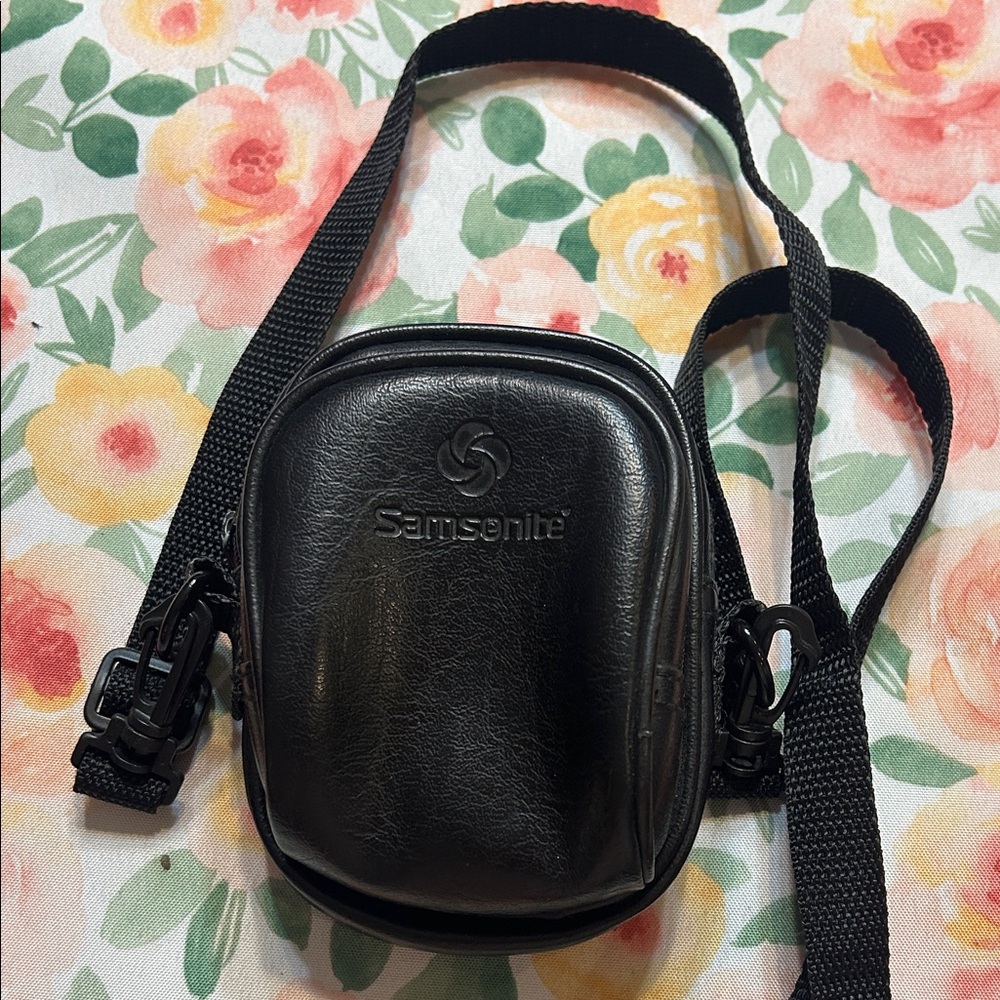 💥2/$10 
Samsonite Black camera Bag